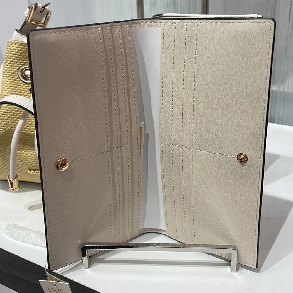 MICHAEL KORS
Reed Large Snap Signature Wallet
35S3G6RE3B
Lt Cream Multi
NWT - Picture 8 of 16
